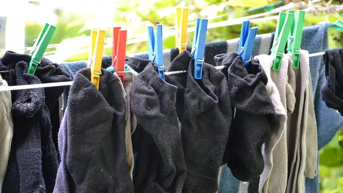 Roupas penduradas no varal com prendedores coloridos